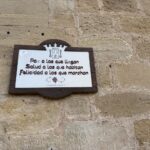 A plaque in Laguardia, Rioja Alavesa: peace to those who arrive, health to those who live here, happiness to those who leave