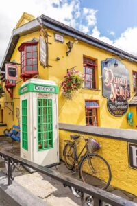 Durty Nelly's, the famous yellow pub beside Bunratty Castle, County Clare, with its old green telephone box outside