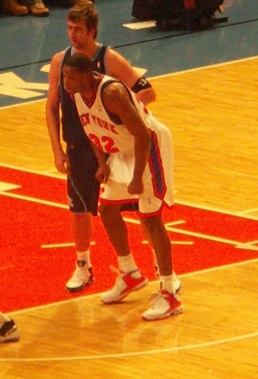 Antonio Davis playing for the New York Knicks at Madison Square Garden