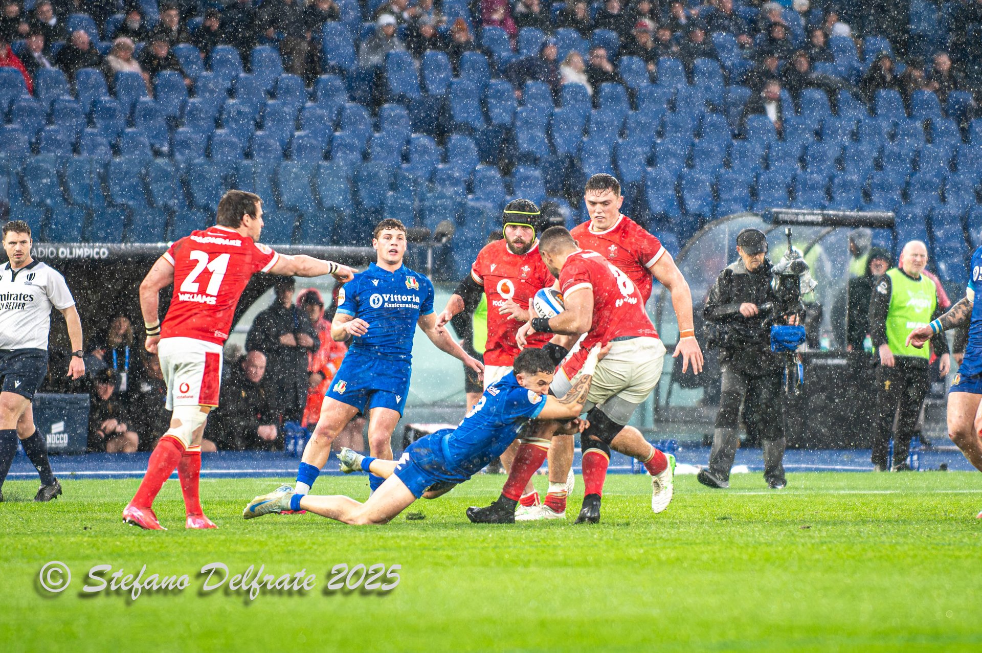 Rugby players in action during a Six Nations match
